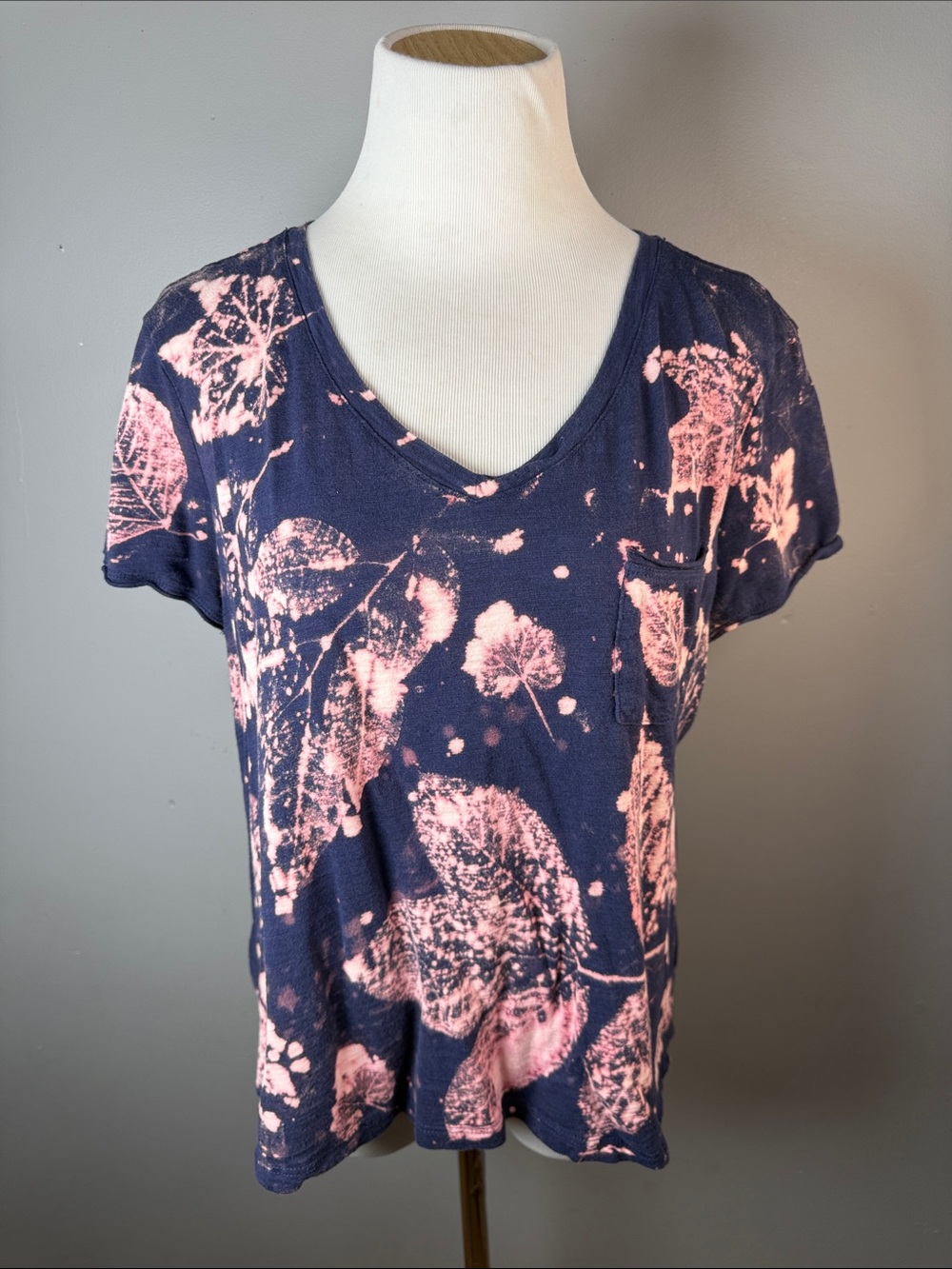 Women's Navy and Pink Leaf-Print V-Neck Tee